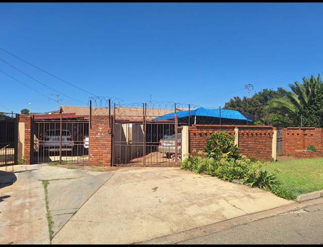 7 BEDROOM HOUSE FOR SALE IN POLLAK PARK